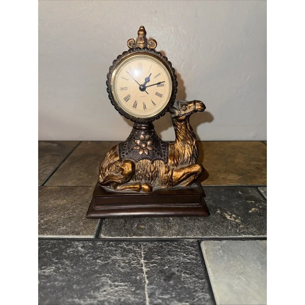 VINTAGE Resin Resting Caravan Camel Figural Art Clock TESTED